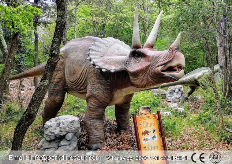/Estatuas de jardín de tamaño natural Triceratops